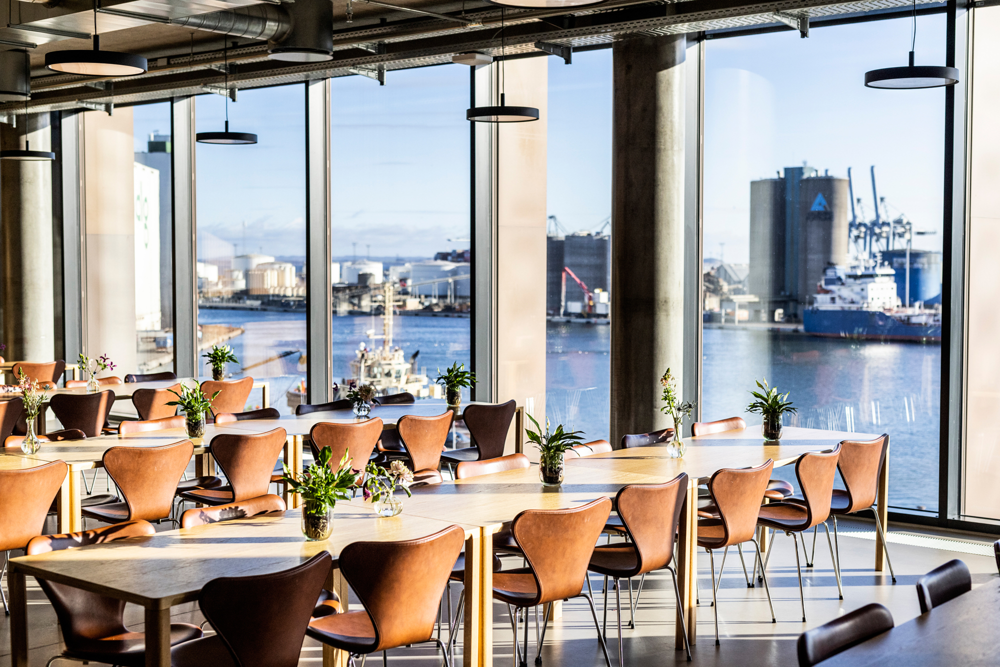 JP/Politikens kantine med udsigt over Aarhus Havn.