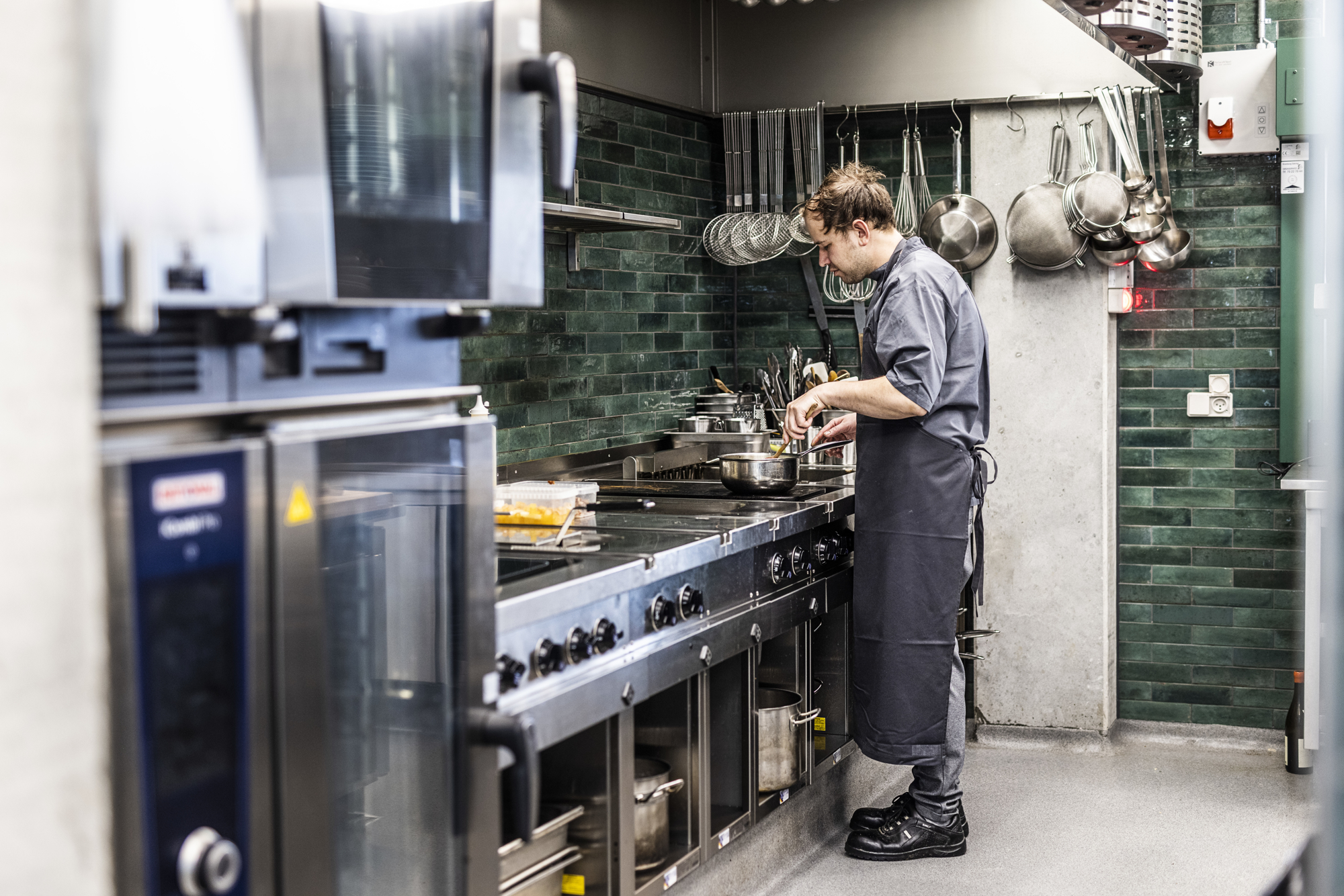 Daniel Wulff Justesen fra Restaurant Havnær i køkkenet.