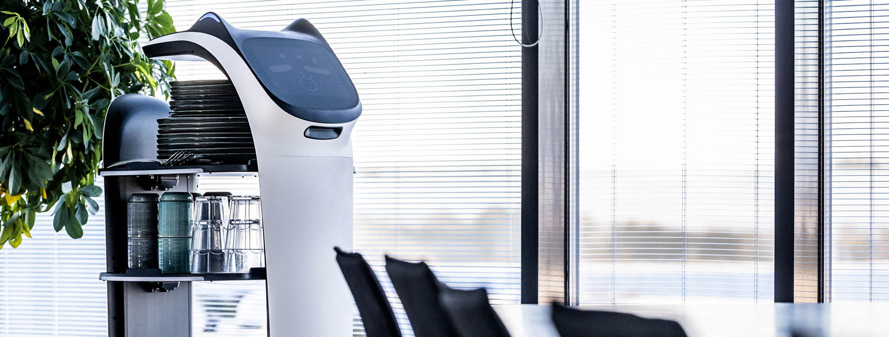 BellaBot serveringrobot med service i mødelokale