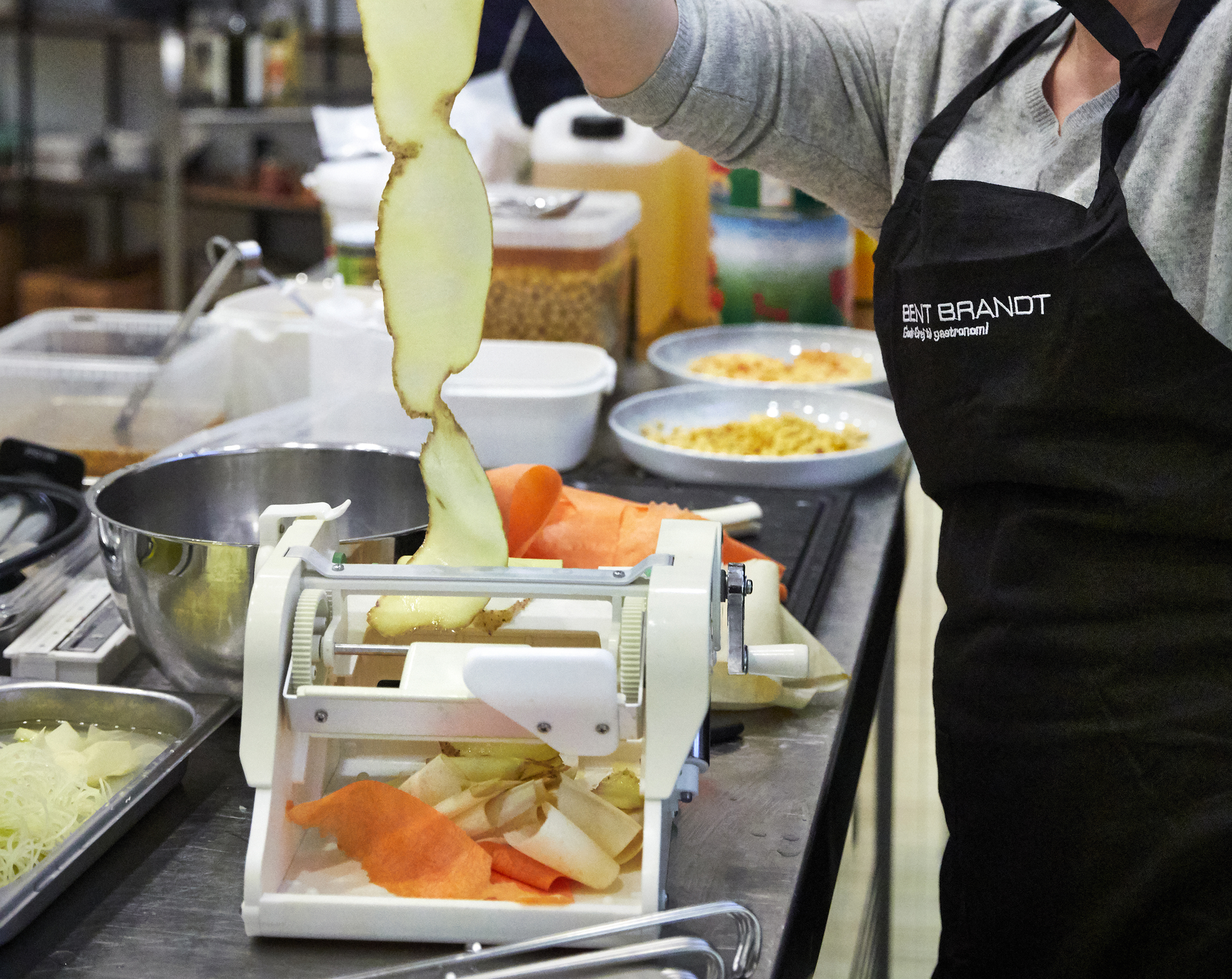 Gulerødder og pærer på japansk grøntsagsskærer