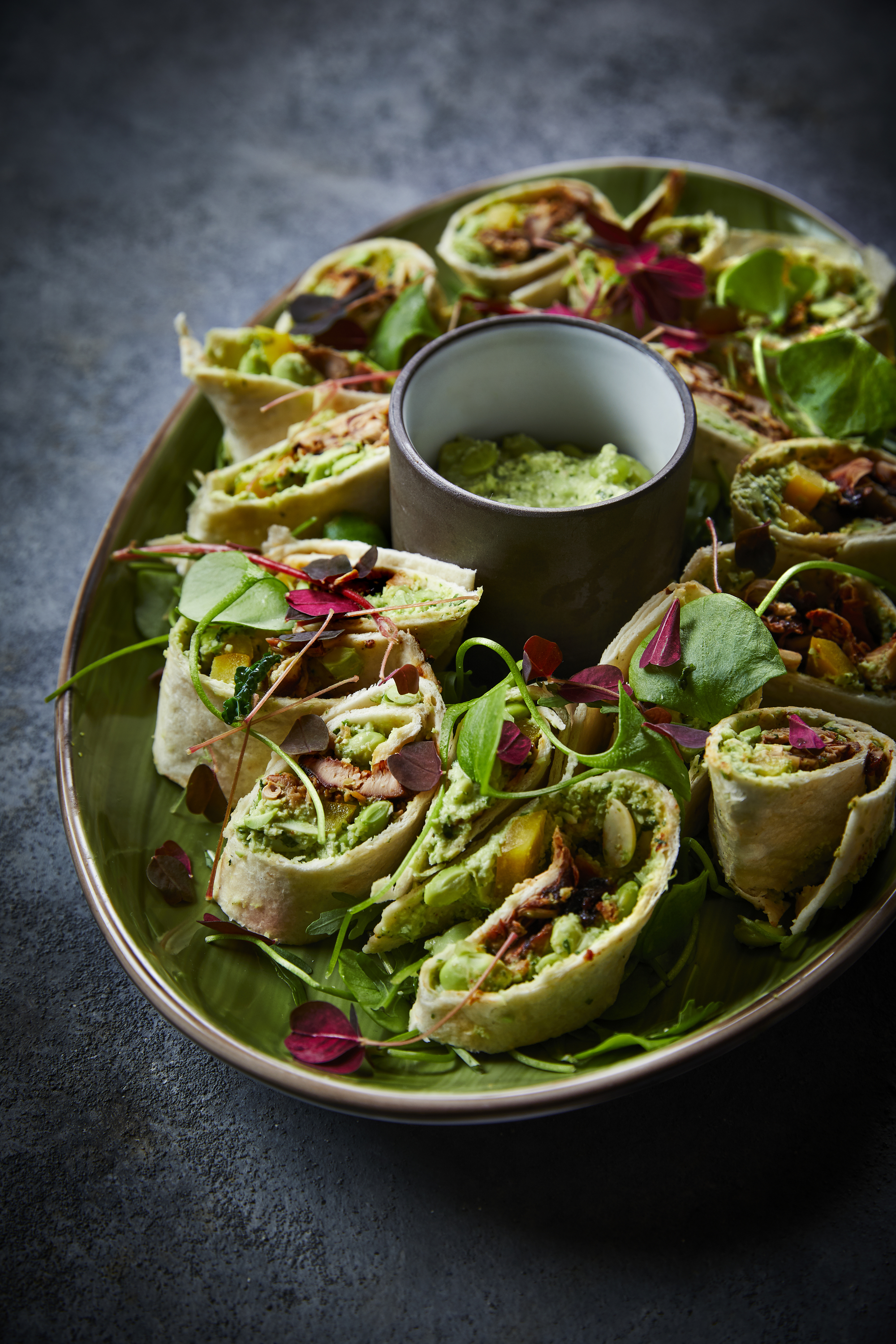Grøntsagswraps på grønt serveringsfad
