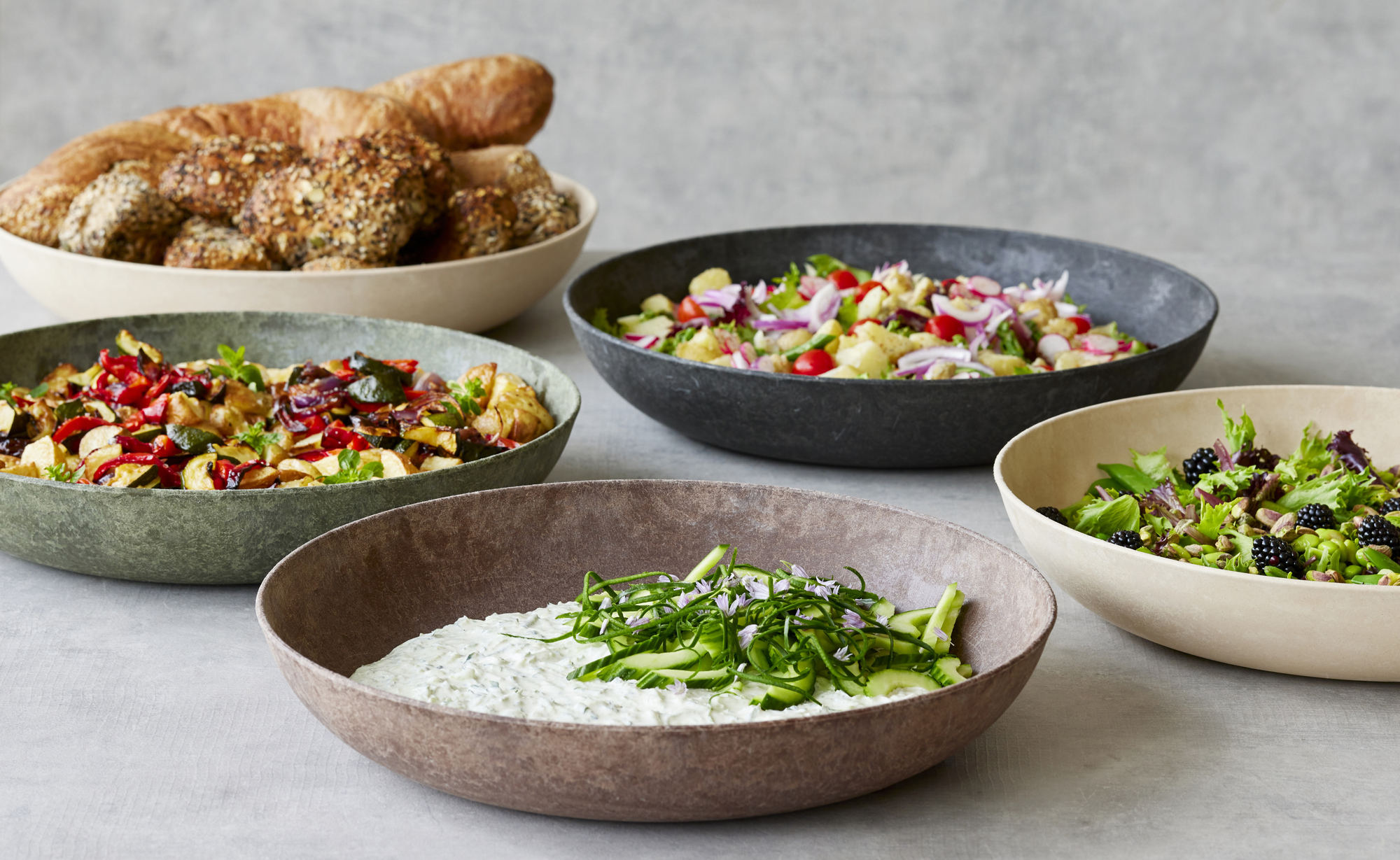 Salater og brød til buffeten i Luups serveringsskåle